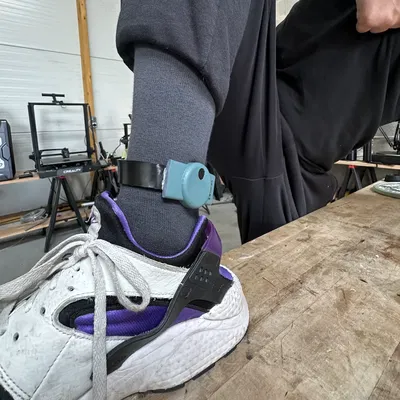 Vòng tay điện tử giả để troll trong video