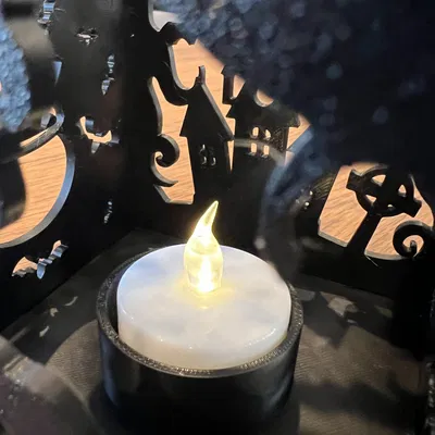 Giá đỡ nến Halloween với nhiều cảnh sắc bên hông