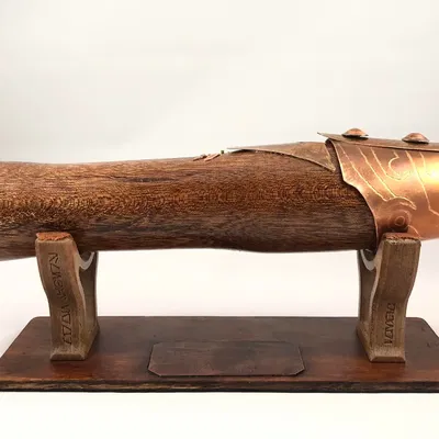 Giá đỡ đèn kiếm cho bàn làm việc tự chế