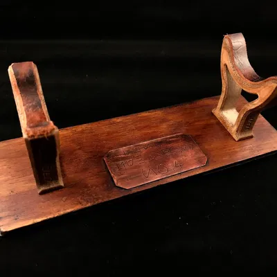 Giá đỡ đèn kiếm cho bàn làm việc tự chế