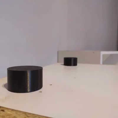 Chân bàn có thể điều chỉnh chiều cao và ốc vít ẩn