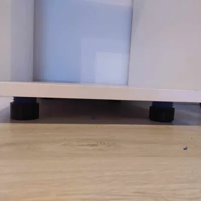 Chân bàn có thể điều chỉnh chiều cao và ốc vít ẩn