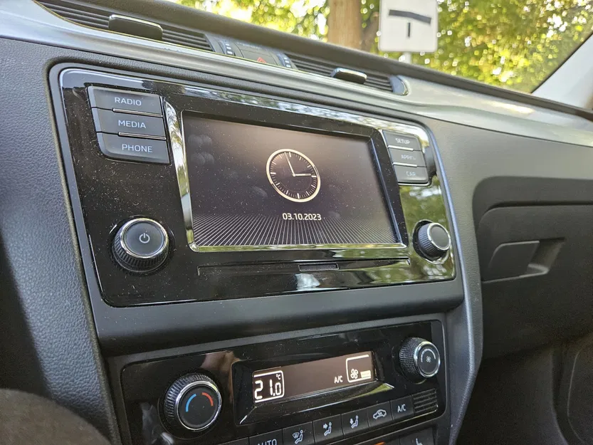 Giá đỡ điện thoại thẻ SD cho Škoda Rapid - Image 4