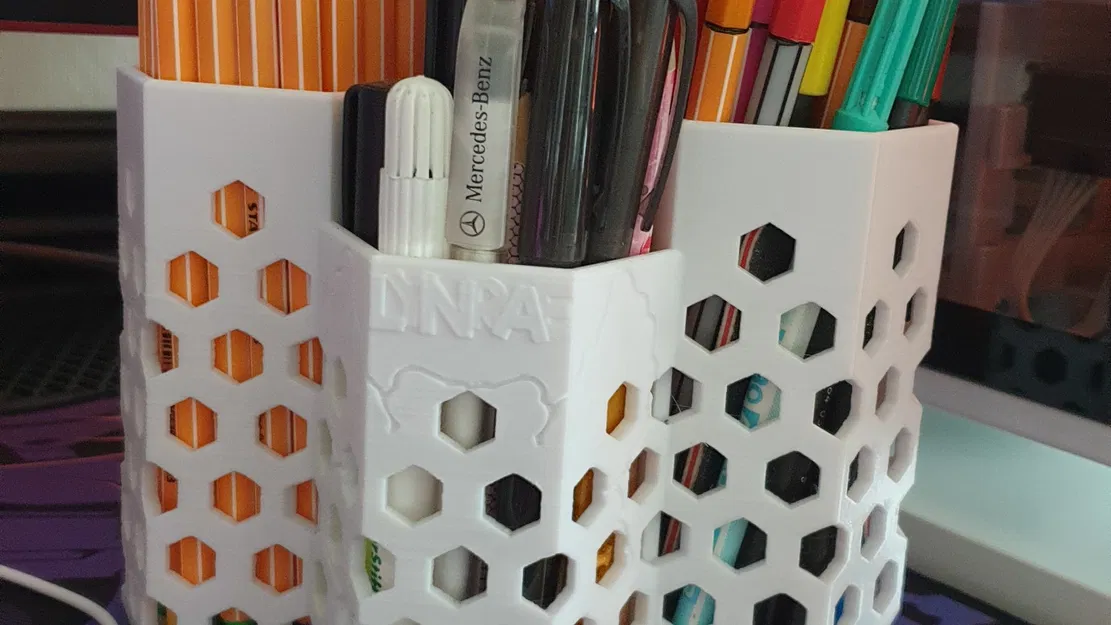 Giá đỡ bút với các ngăn có chiều cao khác nhau cho bút khác nhau - Image 1