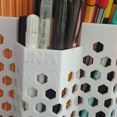 Giá đỡ bút với các ngăn có chiều cao khác nhau cho bút khác nhau