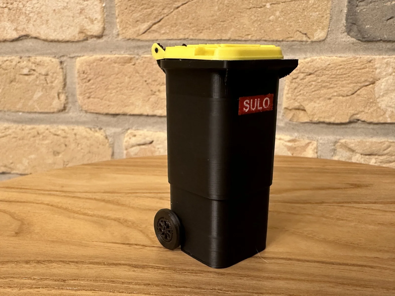Thùng rác mini 80l 3D cho nhà búp bê với bánh xe xoay 1