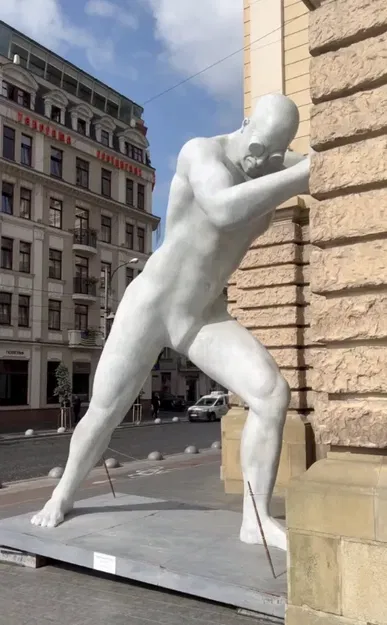 Giá đỡ điện thoại Titan hình nhân vật thần thoại - Image 2