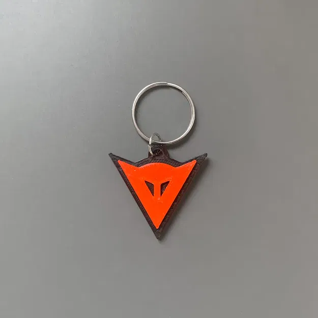 Móc khóa thương hiệu Dainese với thiết kế đơn giản - Image 1