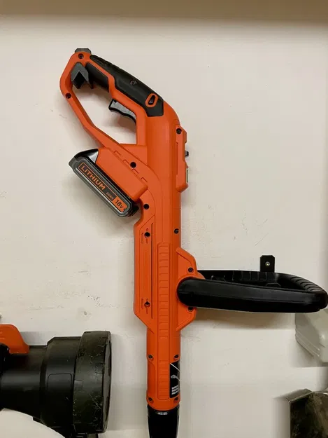 Móc treo tường cho máy cắt cỏ Black + Decker - Image 1