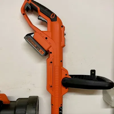 Móc treo tường cho máy cắt cỏ Black + Decker