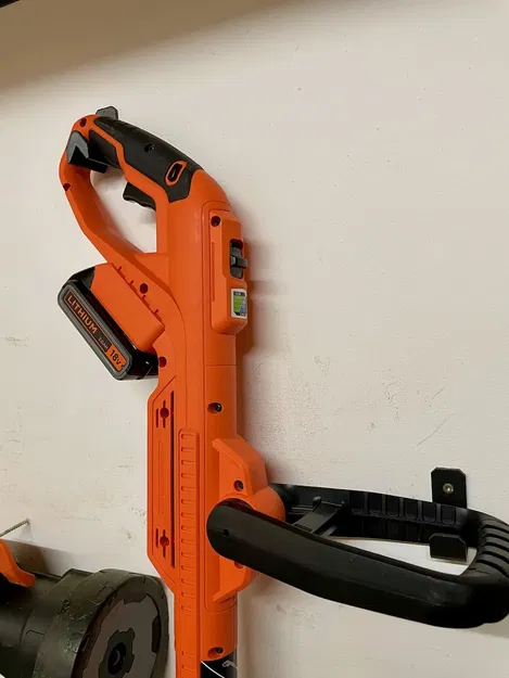 Móc treo tường cho máy cắt cỏ Black + Decker - Image 4