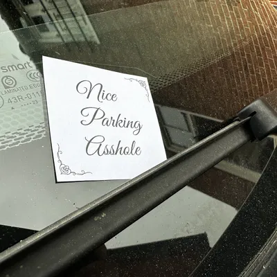 Giá đỡ thẻ nhắc nhở đỗ xe không đúng cách