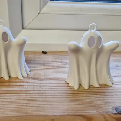 Ma quái rỗng treo với vòng dây trang trí Halloween