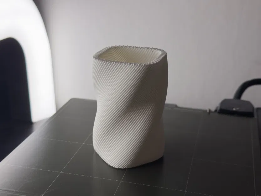 Bình hoa lưới với cấu trúc tường viền độc đáo - Image 1