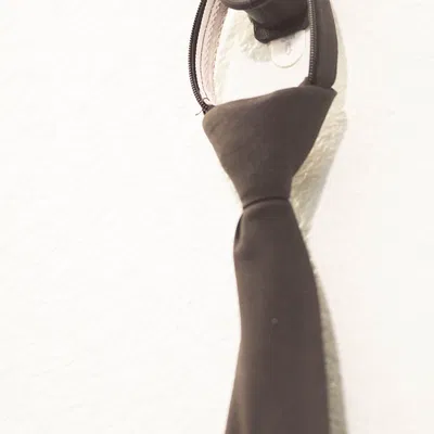 Giá treo tường đơn giản với băng dính Command