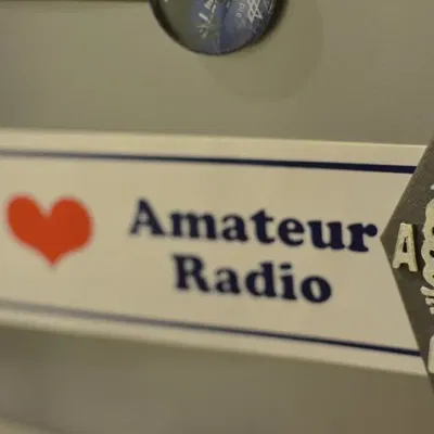 Nam châm DARC e.V. với logo của CLB Radio nghiệp dư Đức