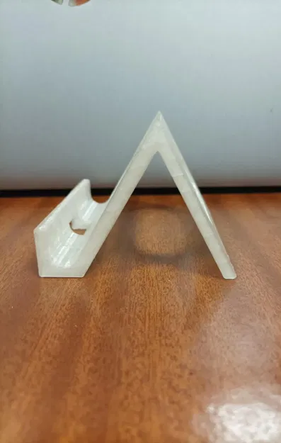 Giá đỡ điện thoại tích hợp cổng sạc trong OpenSCAD - Image 2