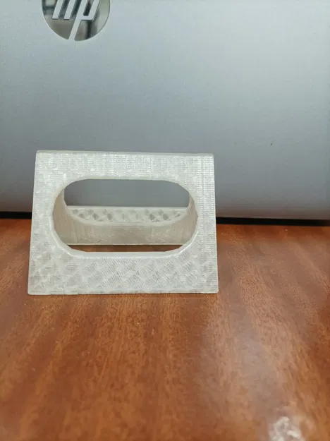 Giá đỡ điện thoại tích hợp cổng sạc trong OpenSCAD - Image 3