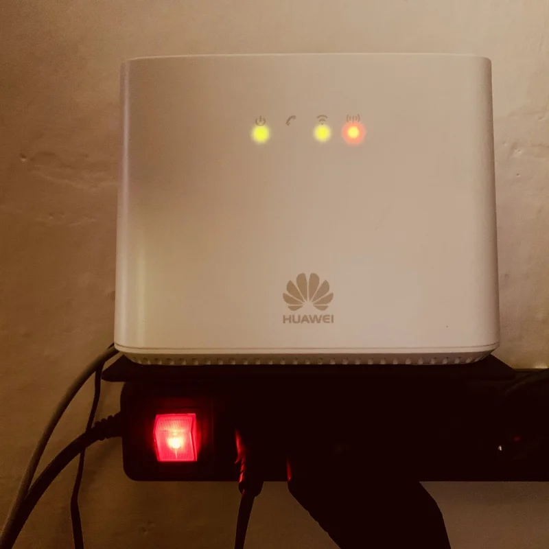 Giá đỡ modem/router gắn tường đơn giản