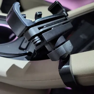 Giá đỡ điện thoại Porsche Taycan gắn vào bảng điều khiển