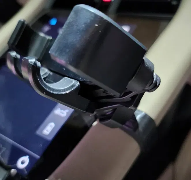 Giá đỡ điện thoại Porsche Taycan gắn vào bảng điều khiển - Image 3