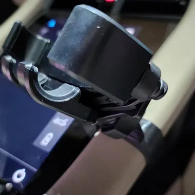 Giá đỡ điện thoại Porsche Taycan gắn vào bảng điều khiển