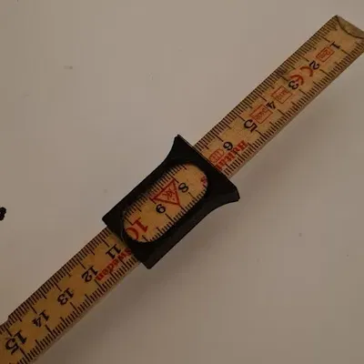 Giá đỡ thước kẻ an toàn khi cắt kính