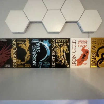 Bìa nghệ thuật Red Rising với thiết kế đa sắc 3D