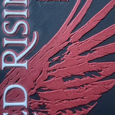 Bìa nghệ thuật Red Rising với thiết kế đa sắc 3D