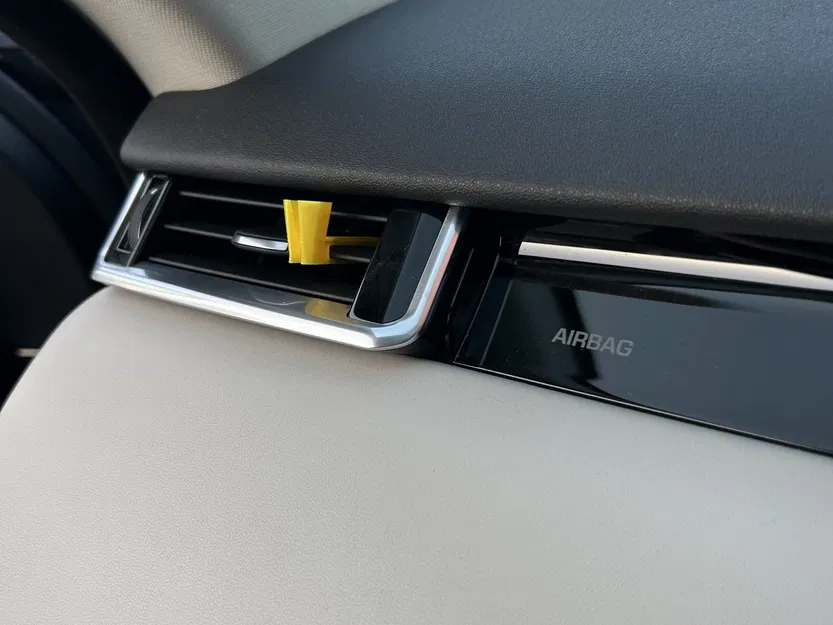 Giá đỡ cáp ô tô gắn vào lỗ thông gió - Image 2