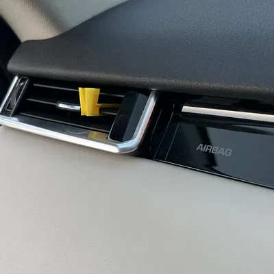 Giá đỡ cáp ô tô gắn vào lỗ thông gió