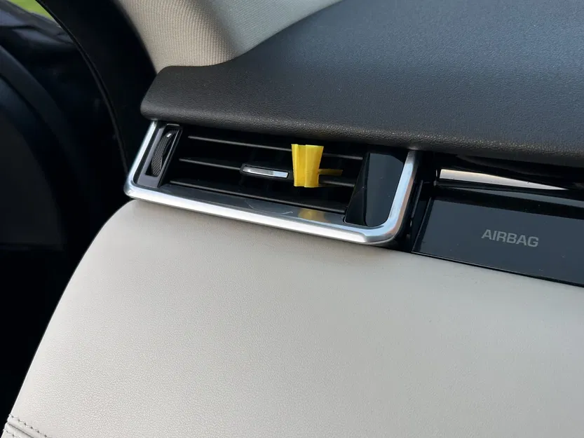 Giá đỡ cáp ô tô gắn vào lỗ thông gió - Image 3