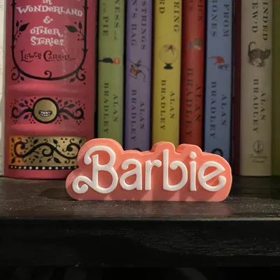 Trang trí bàn làm việc Barbie với biển tên cá nhân hóa