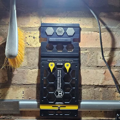 Giá treo tường cho thước vuông DeWalt Benchdog MK2