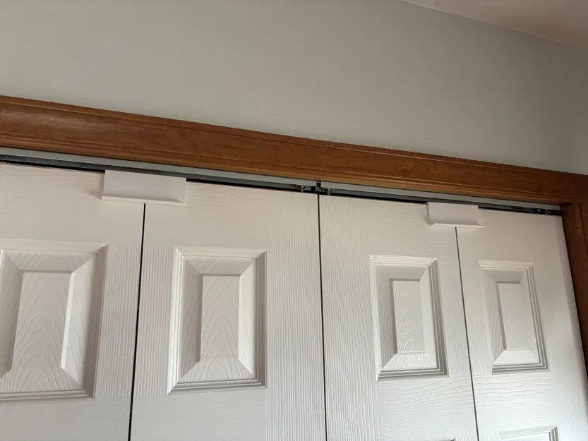 Cửa tủ quần áo gập ngăn mèo ra ngoài - Image 1