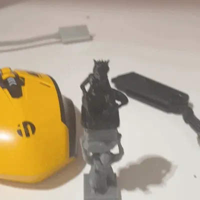 Tượng MewTwo đội vương miện độc đáo