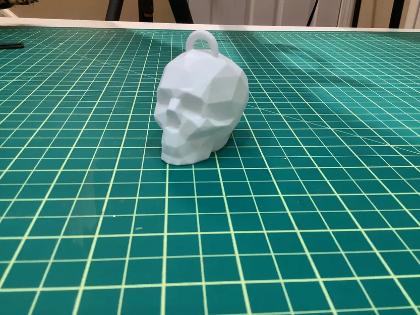 Đầu lâu low poly treo với vòng treo - Image 1