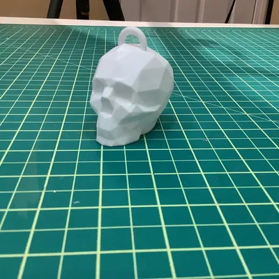 Đầu lâu low poly treo với vòng treo