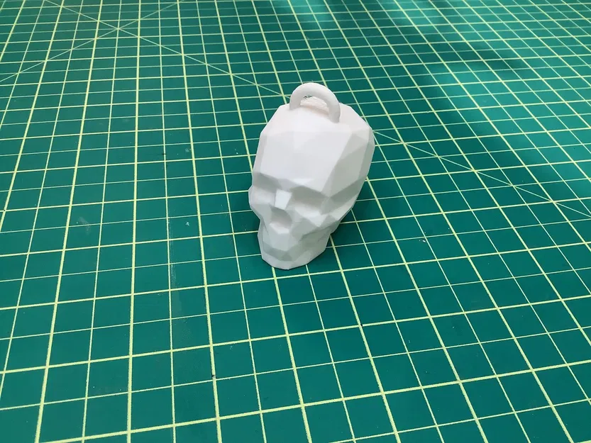 Đầu lâu low poly treo với vòng treo - Image 2