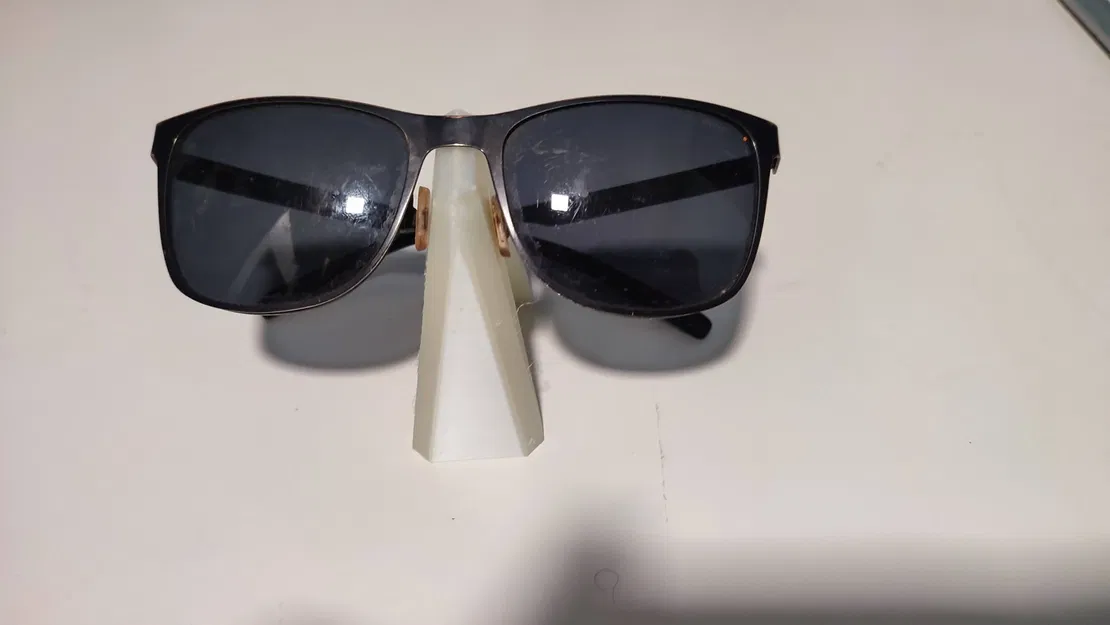 Giá đỡ kính mát nhỏ gọn cho bàn làm việc - Image 1