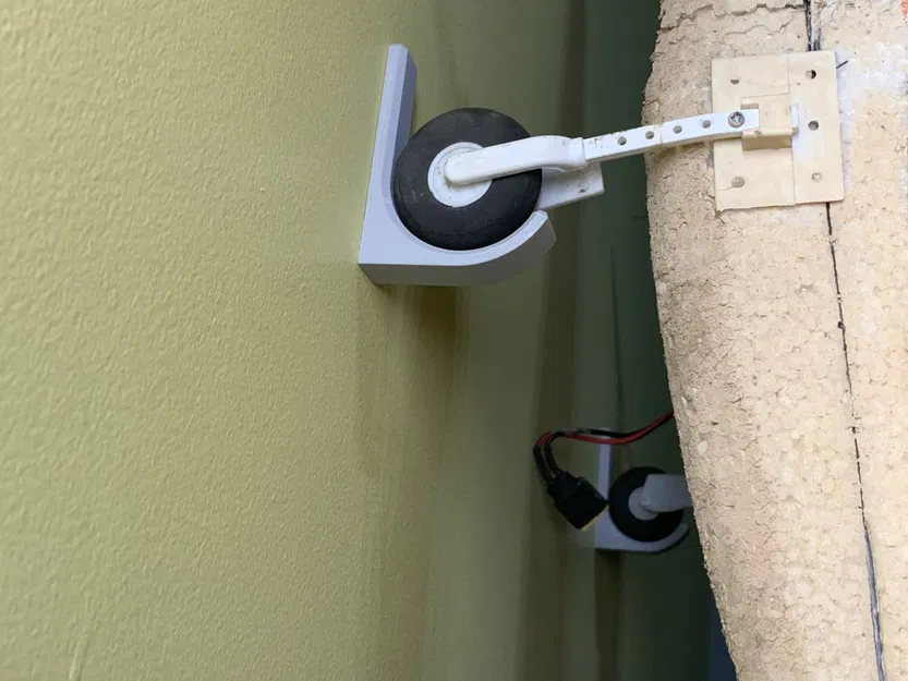 Móc treo tường cho mô hình máy bay điều khiển từ xa có bánh l... - Image 1
