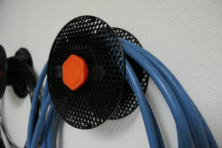 Giá đỡ ống từ cuộn Prusament tái chế gắn tường - Image 1