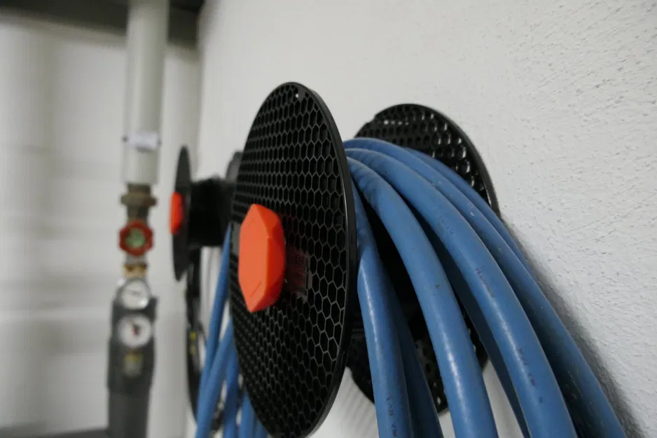 Giá đỡ ống từ cuộn Prusament tái chế gắn tường - Image 6