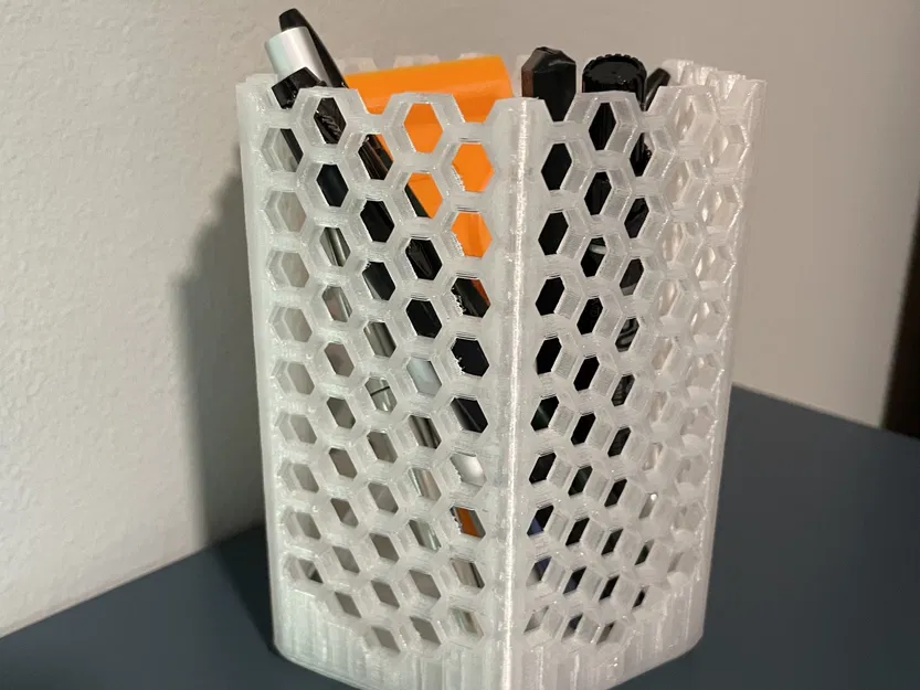 Cốc bút hình lục giác với họa tiết tổ ong - Image 1