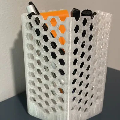 Cốc bút hình lục giác với họa tiết tổ ong