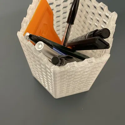 Cốc bút hình lục giác với họa tiết tổ ong