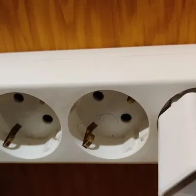 Giá đỡ cho ổ cắm điện gắn tường hoặc bàn