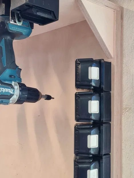 Giá đỡ pin 18V cho máy khoan Makita - Image 1