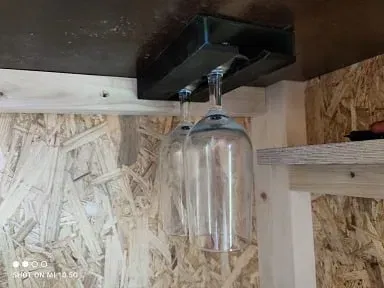 Giá đỡ ly bia treo tường cho ly có chân - Image 1