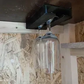 Giá đỡ ly bia treo tường cho ly có chân